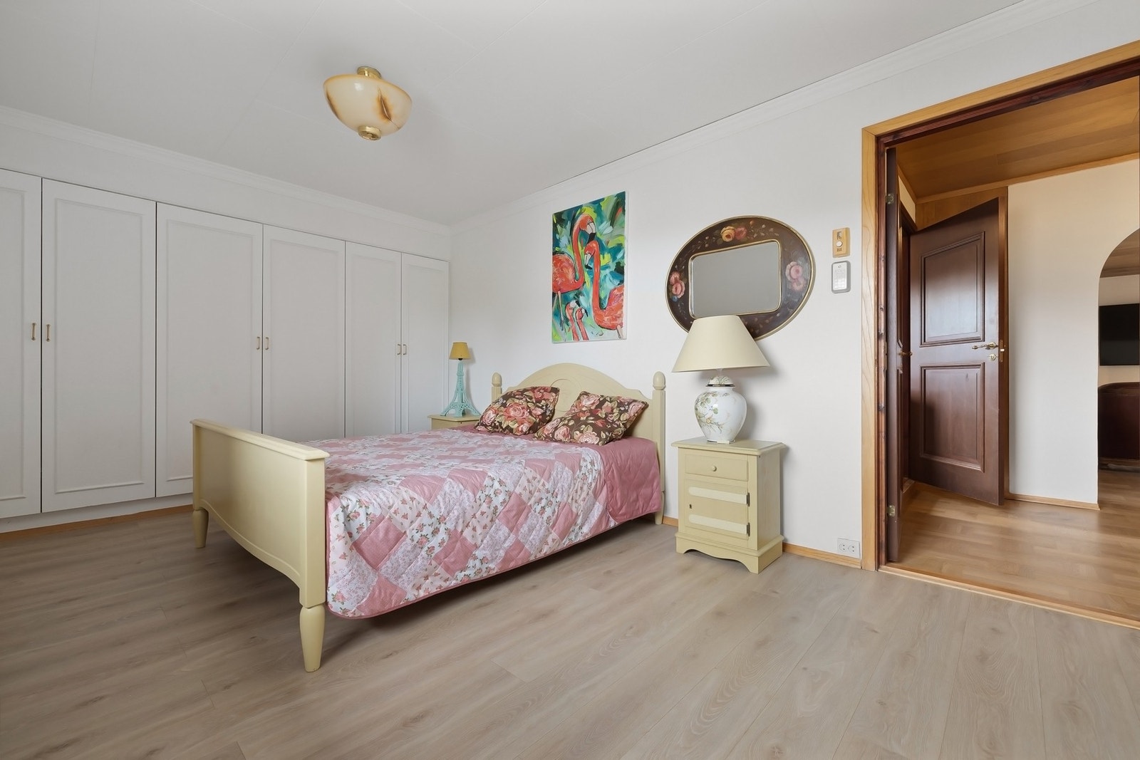 Soverommene har god plass i denne flotte boligen. Galleribilde