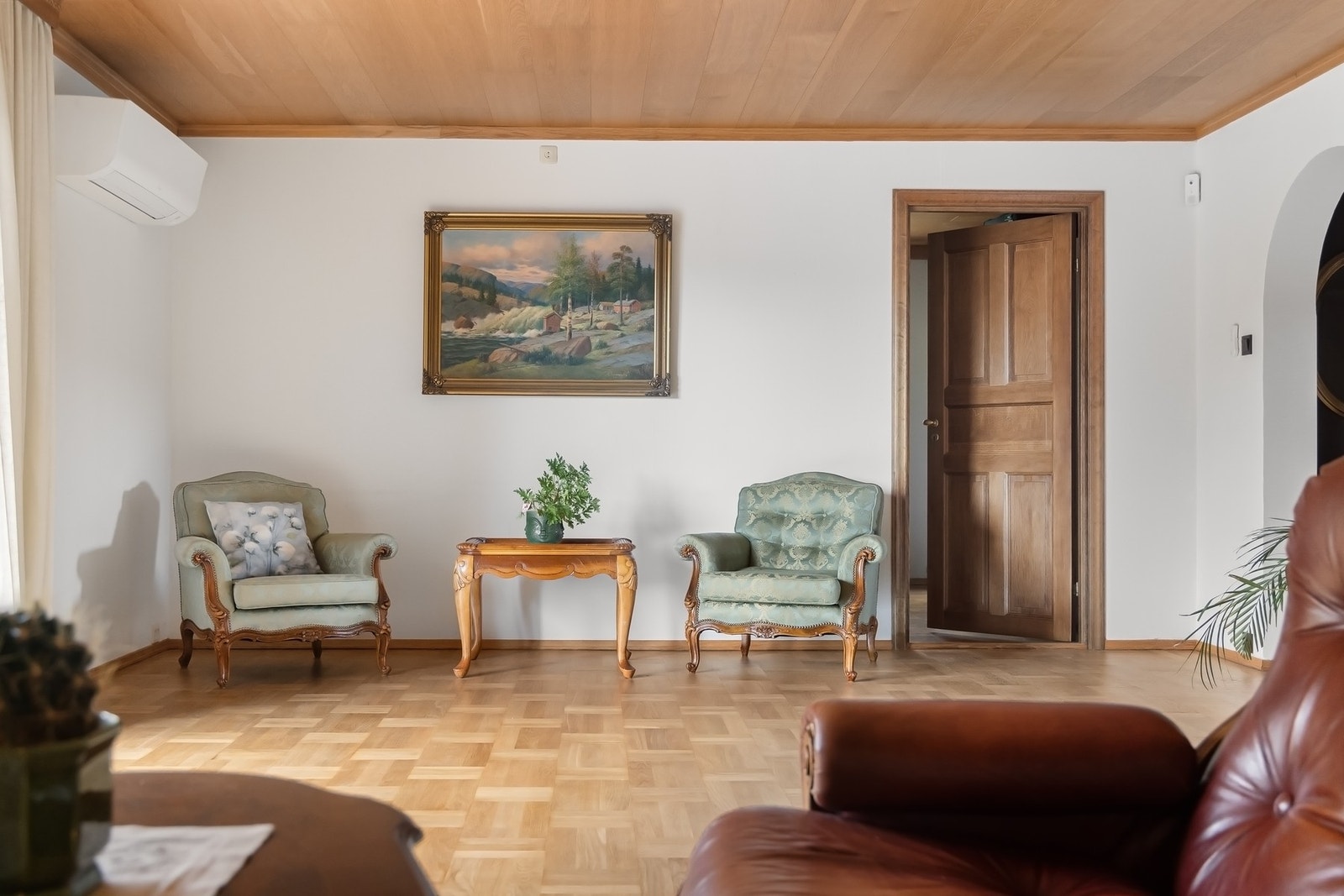 Stuen har god plass til flere sittegrupper. Galleribilde