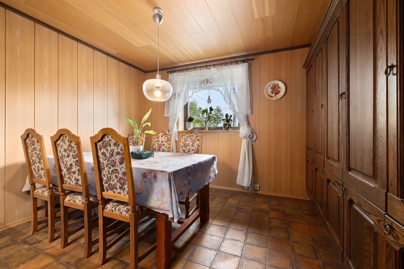 Spisegruppen har god plass rundt bordet, og på høyre side ser du den gode lagringsplassen som er på kjøkkenet. Galleribilde