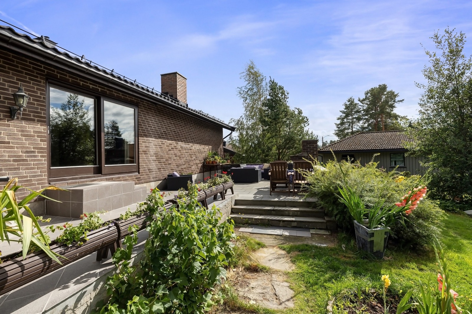 En vestvent og skjermet terrasse med utepeis og fantastiske solforhold. Galleribilde