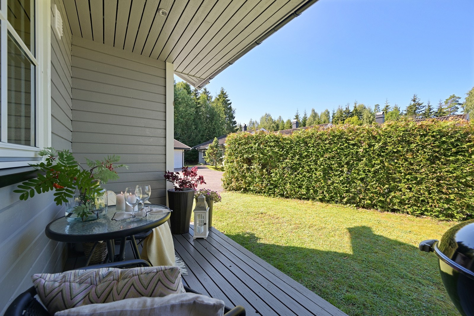 Hyggelig og usjenert hageparti, samt overbygd terasse med downlights i taket. Dette er et hyggelig uteareal hvor morgenkaffen kan nytes i ro og mak Galleribilde