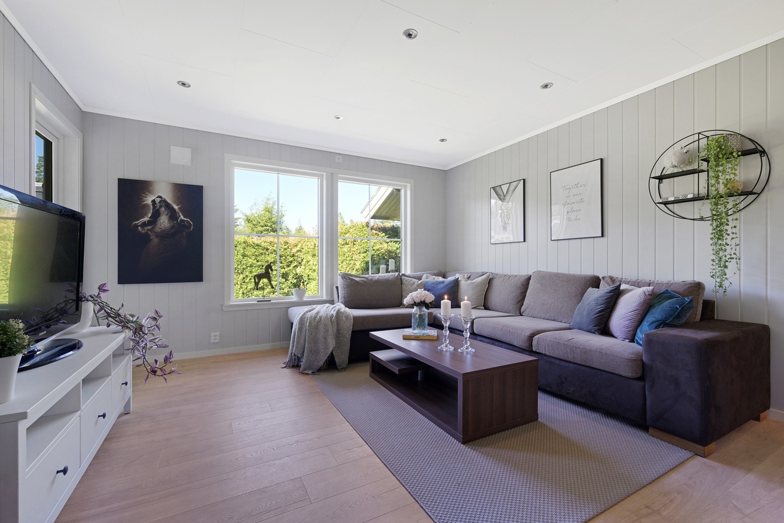 Rålekker stue med smartpanel og nytt gulv fra 2019. Herlig belysning fra downlights i kombinasjon med de nye 3-lags-vinduene som slipper inn naturlig lys Galleribilde