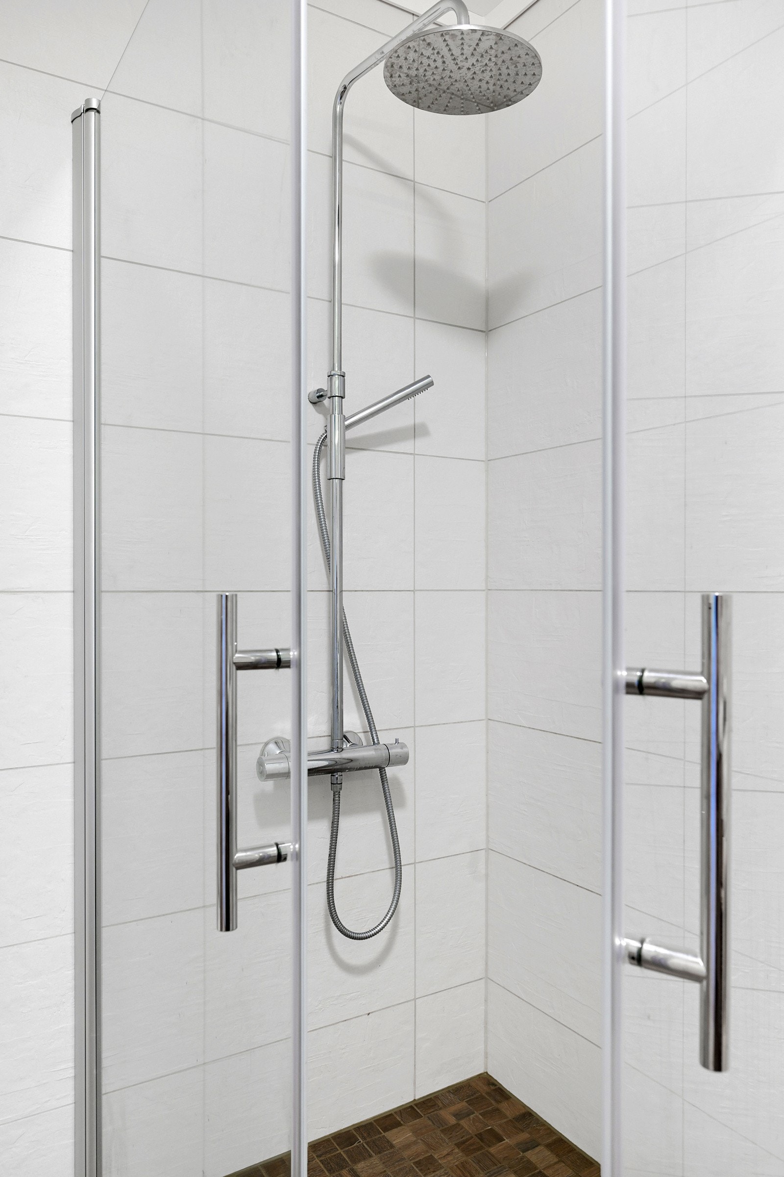 Baderommet bærer preg av oppgraderinger og godt vedlikehold Galleribilde