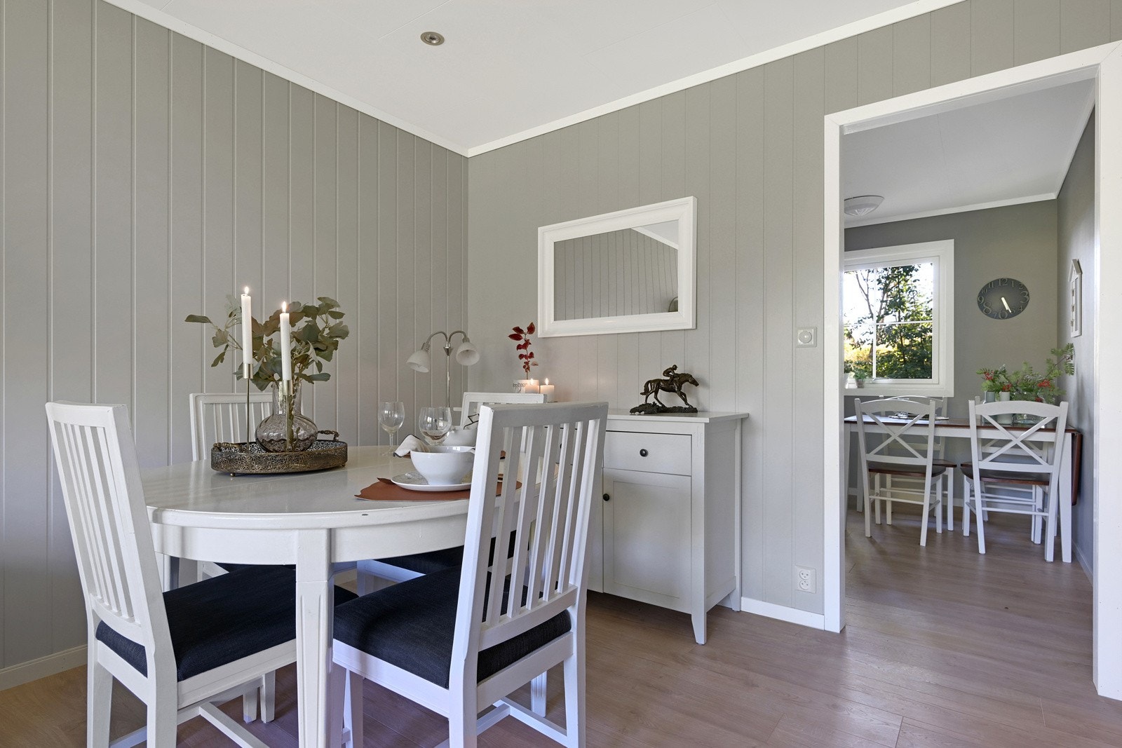 Dette er et kjøkken man vil trives i med god plass til et spisebord hvor frokosten kan nytes. Selv med et spisebord, er dette et kjøkken hvor kokken har god plass til å bevege seg Galleribilde