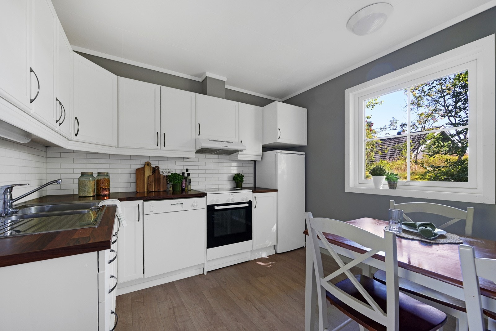 Pent kjøkken med noen oppgraderinger i senere år, deriblant fliser på vegg fra 2017. Det lekre gulvet er fra 2019 Galleribilde