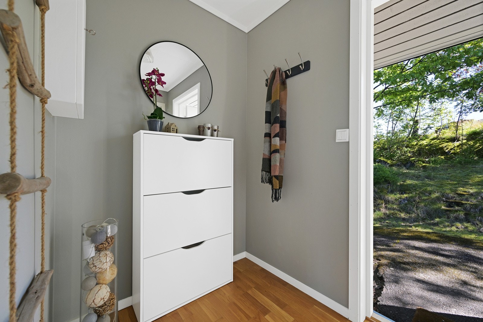 Leiligheten ønsker deg velkommen i en lys og trivelig entrè med rom for sko og klesoppheng. Her kan man fint sette inn en kommode for å oppbevare nøkler og diverse Galleribilde