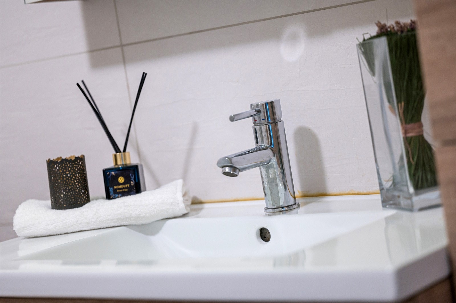 Baderomsinnredningen, dusjhode og vasken ble montert i 2017. Dette er et pent baderom som inneholder det en trenger Galleribilde