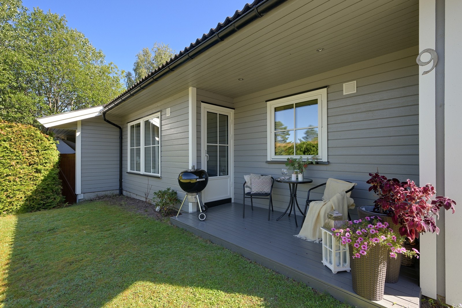 Dette er et trivelig uteområde med plass til å invitere familie og venner til grilling. Om regnet slår til, er det praktisk med tak over terrassen Galleribilde