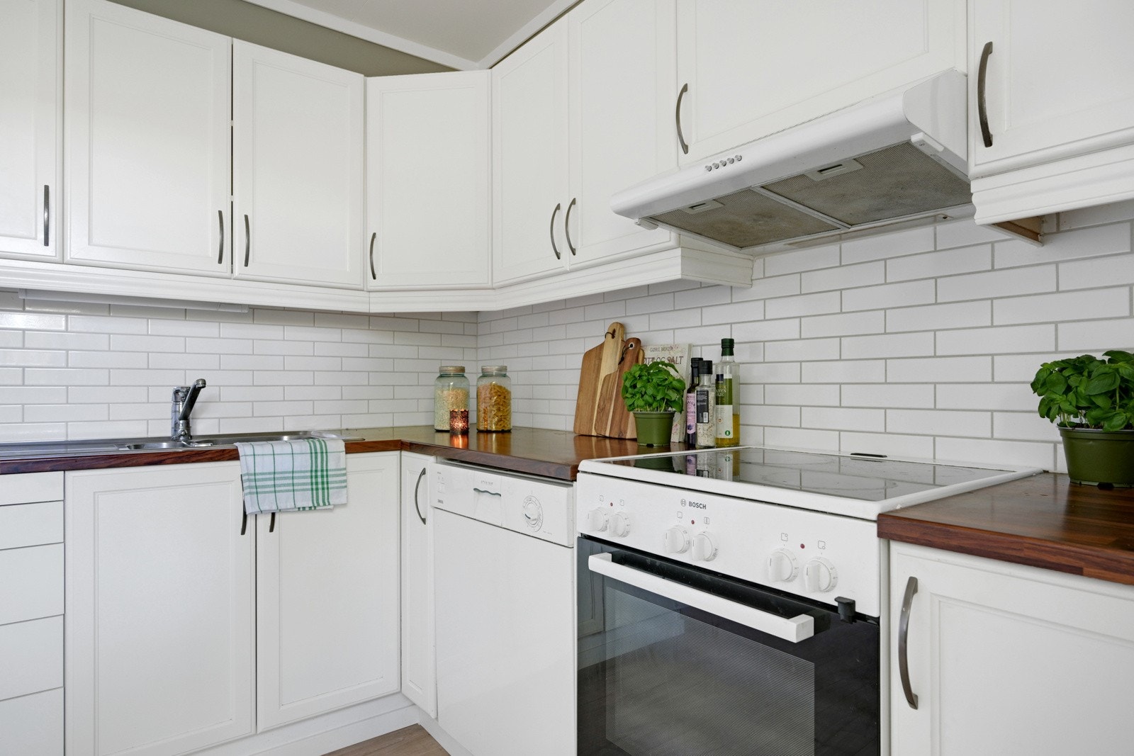 Romslig kjøkkeninnredning med god skap og skuffplass. Her er det benkeplate av slitesterk laminat Galleribilde