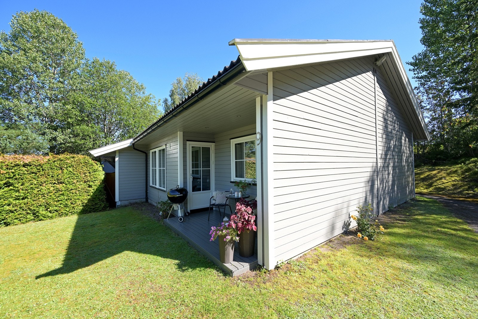 Her er det flatt og mulighetene er mange for å dekorere med hageartikler Galleribilde