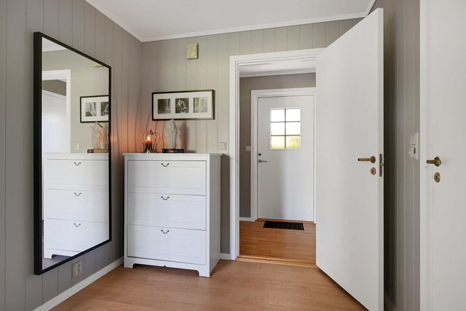 I direkte adkomst fra entrèen er det en luftig hall. Også her ble gulvet skiftet i 2019, samtidig som oppgraderinger ble gjort i stuen og på kjøkkenet Galleribilde