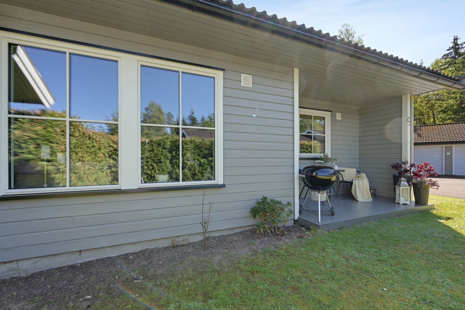 Nye dører og 3-lags-vinduer fra høsten 2023, samt ny fasademaling fra sommeren 2024. Her blir det godt å bo! Galleribilde