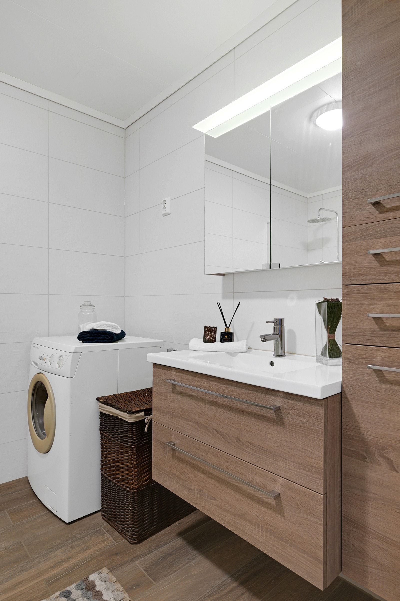 Leiligheten har et flott baderom med flis på gulv og vegger, lagt i 2017. Her er det naturligvis elektriske varmekabler som sørger for lun og god varme under opphold på badet Galleribilde