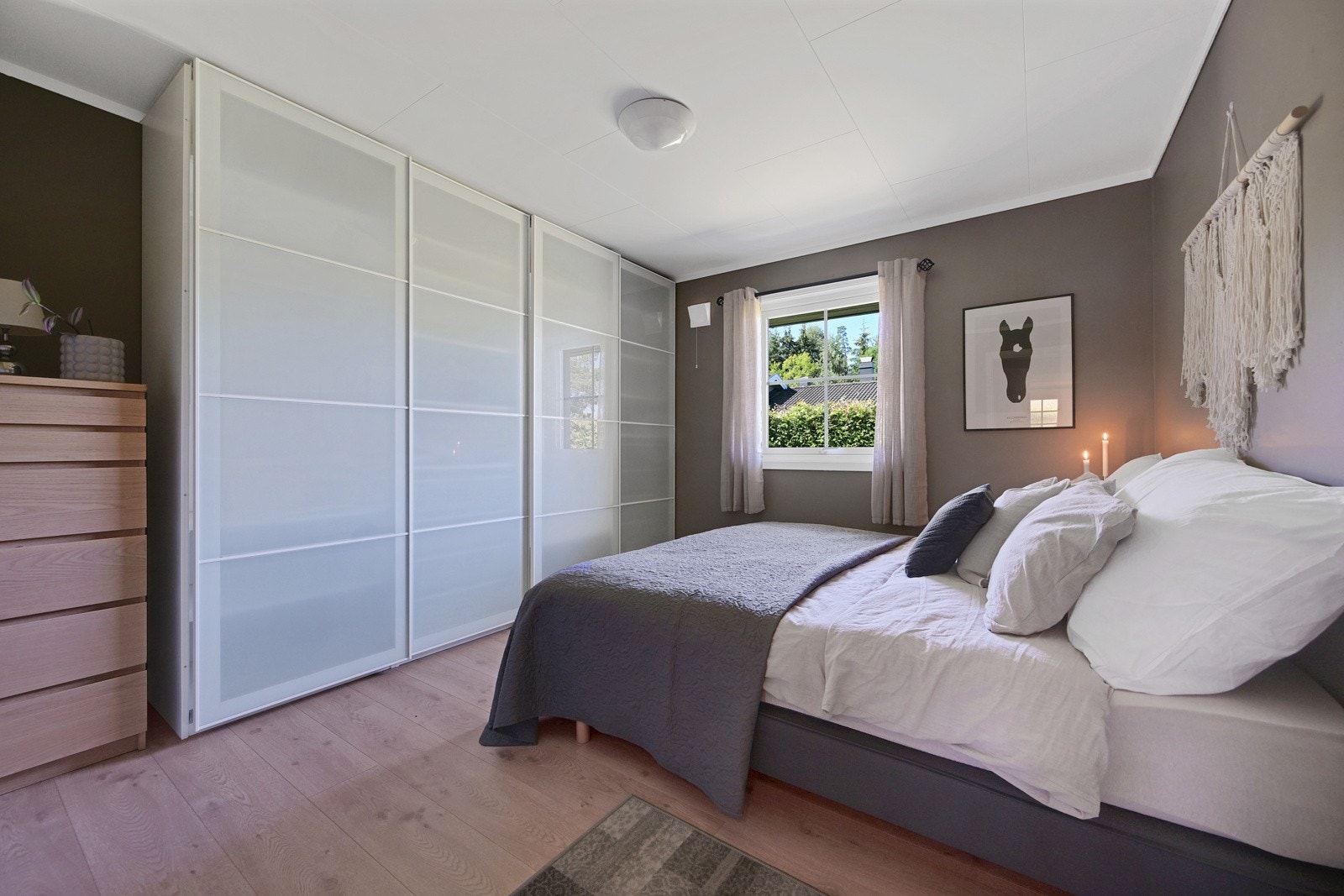Her er det god plass til en stor seng i tillegg til garderobeløsninger og det en måtte ønske av nattbord. Her har man nok av plass å boltre seg på Galleribilde