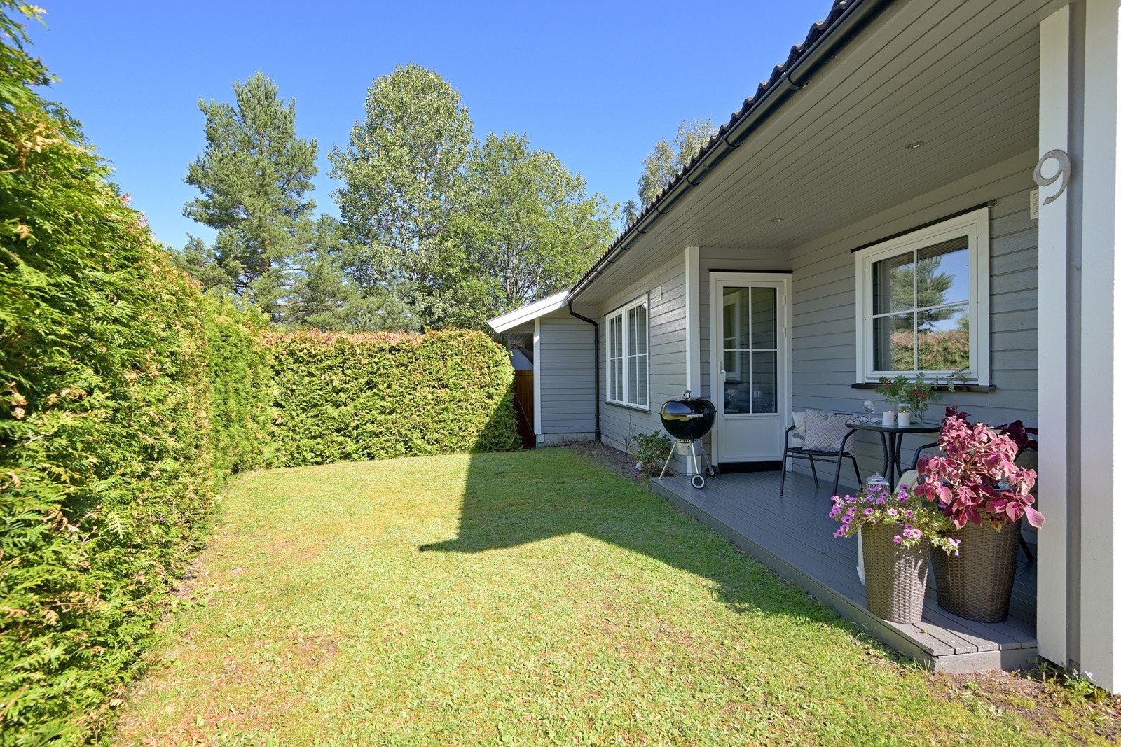 Tar man turen på utsiden av husets vegger, er det en trivelig hage med hekkebeplantning som holder plassen usjenert og lun Galleribilde