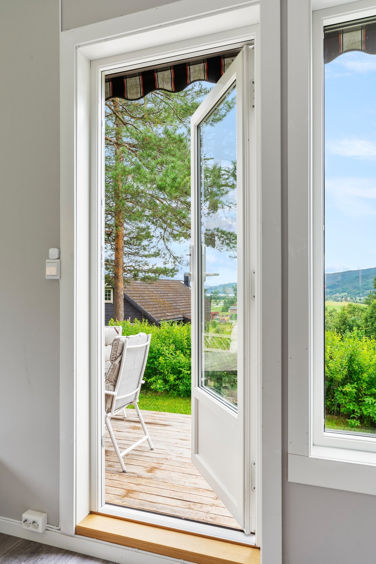 Utgang til terrasse fra stue Galleribilde