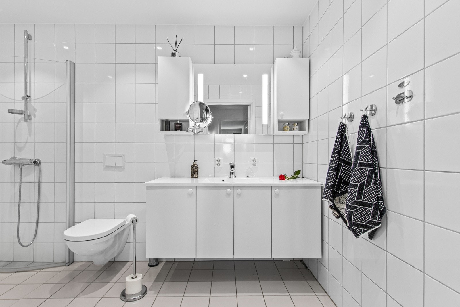 Flott, flislagt bad på 6,5m². Galleribilde