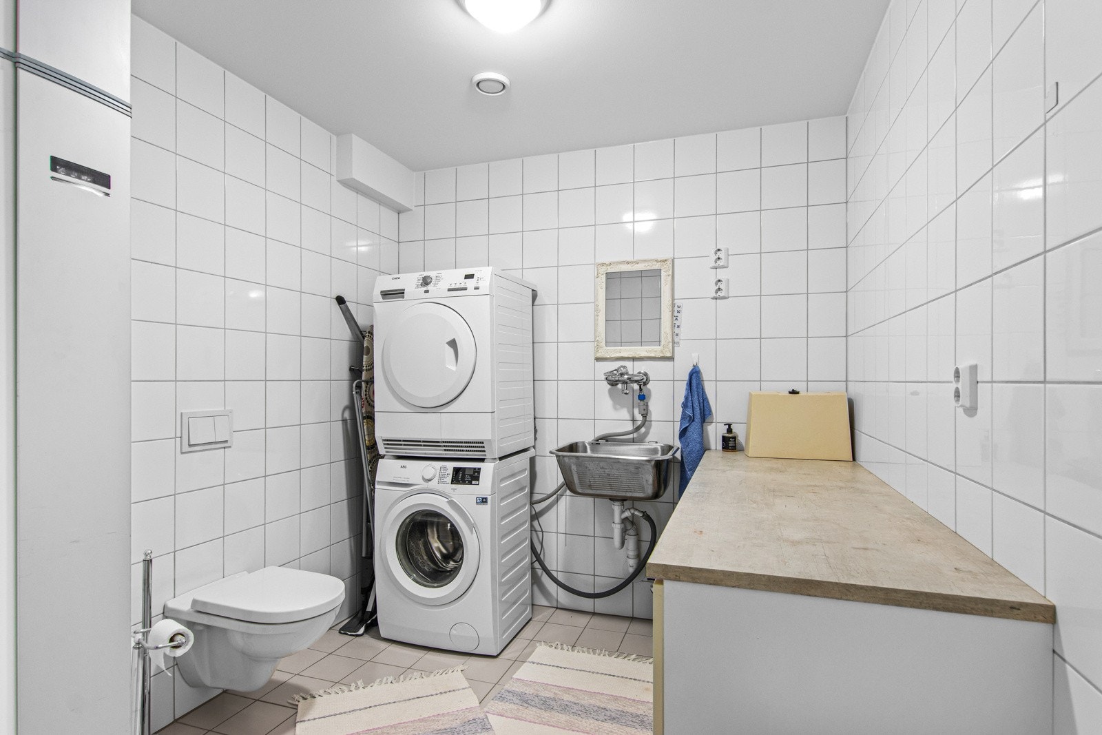 Separat, praktisk kombinert vaskerom/toalettrom på 6m². Galleribilde