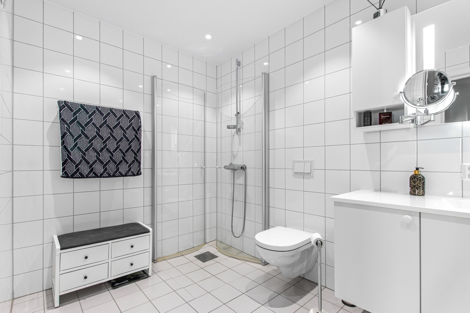 Rommet har varmekabler i gulv, downlights i himling, dusjhjørne, klosett og servant med skap. Galleribilde