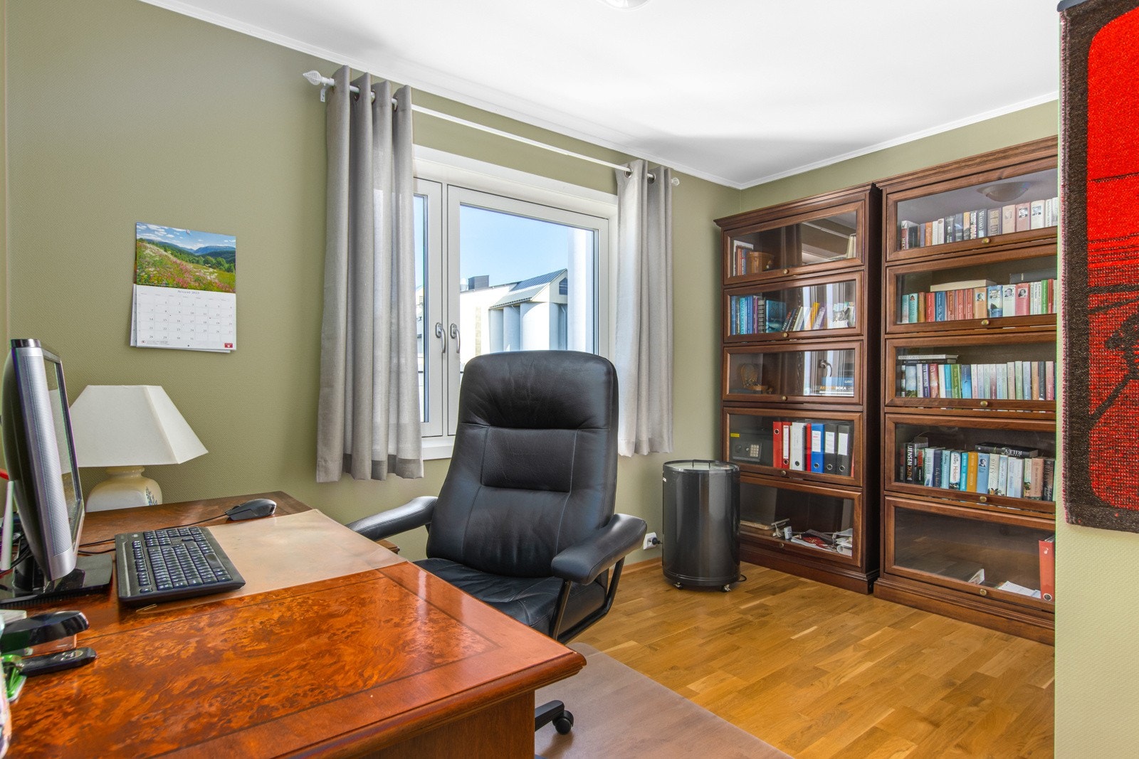 Soverom på 10,5m² innredet som kontor. Galleribilde