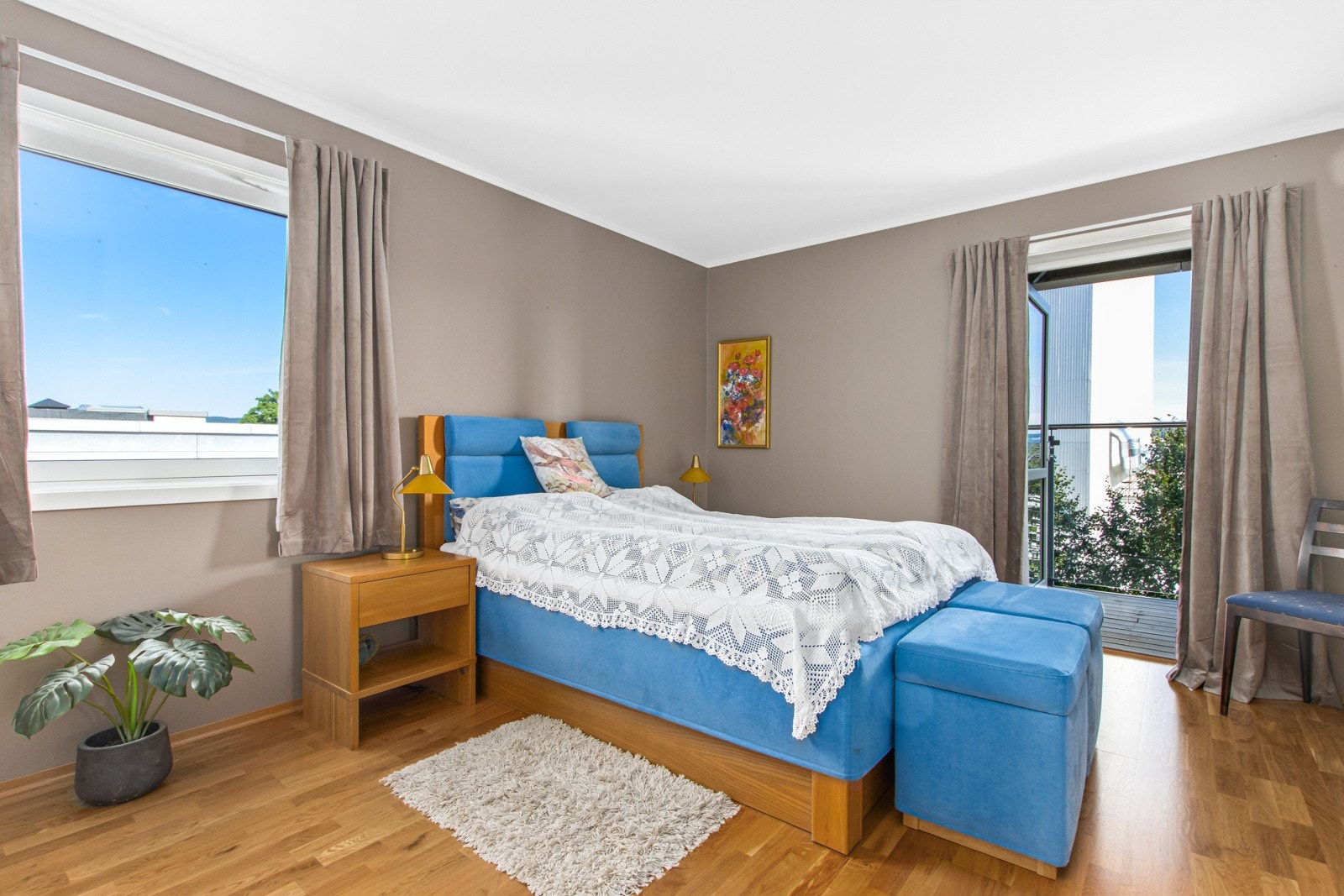 Leiligheten inneholder 3 romslige soverom på hhv. 16m², 14m² og 10,5m². Galleribilde