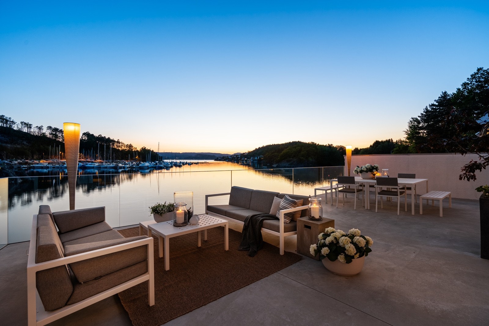 Terrassen har nedfelte EL-kontakter i betong for arbeid med PC, lading av iPhone eller lys i lamper Galleribilde