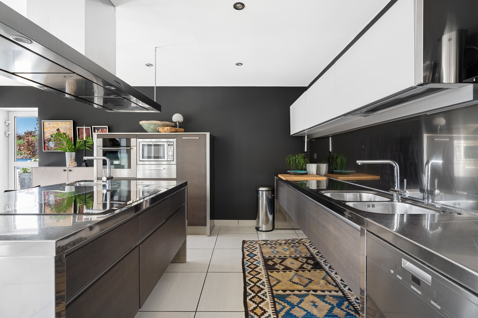 Kjøkken har store benkeflater og 2 vasker og 2 kraner Galleribilde