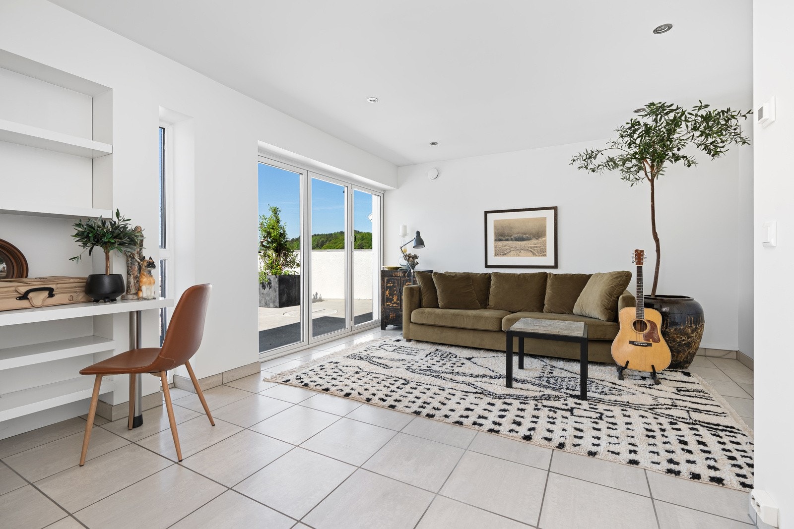 Soverom med foldedør rett ut til terrassen. Brukt som kontor. Galleribilde