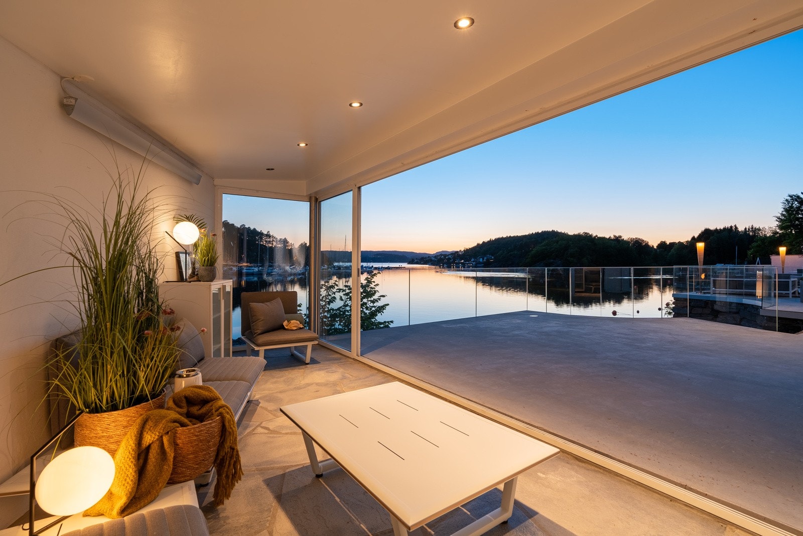 Hagestuen er oppvarmet og har sjøutsikt Galleribilde