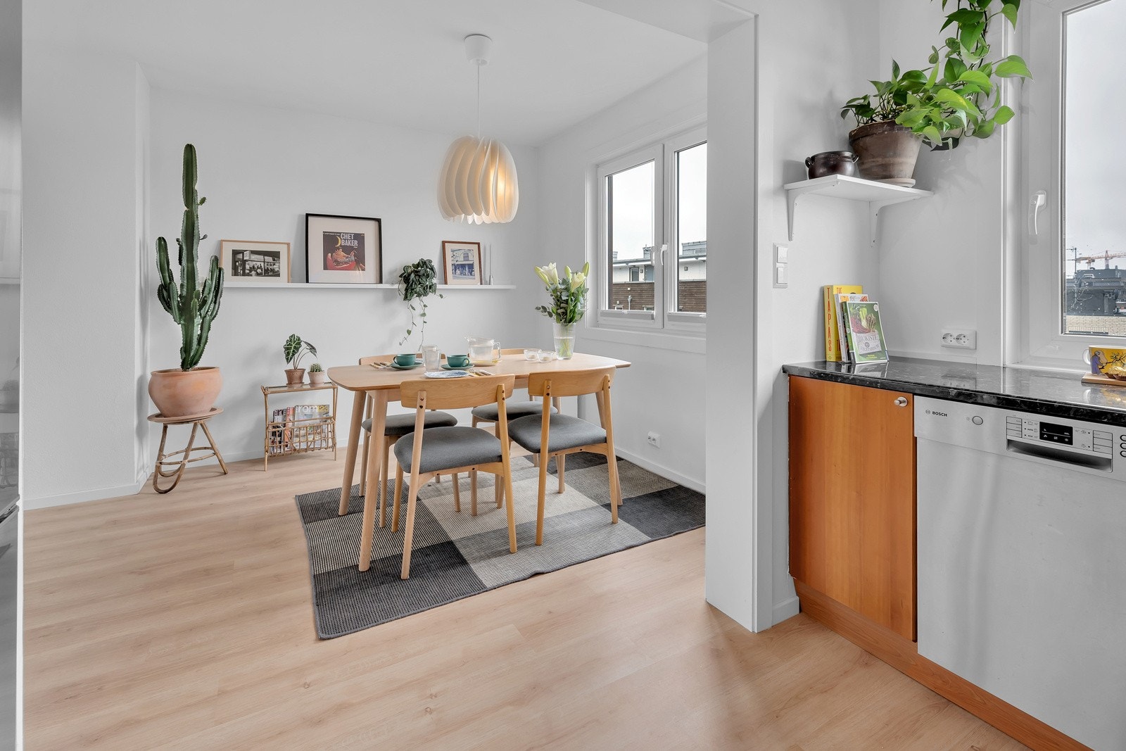 - Vinduene på kjøkkenet er med på å skape rikelig med naturlig lysinnslipp - Galleribilde