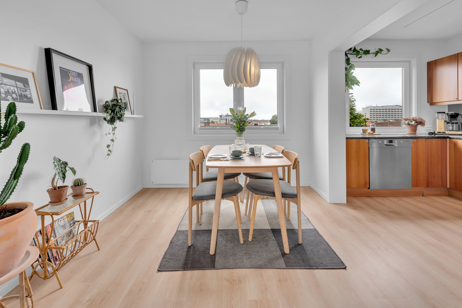 - Plass til spisebord | Nærme kjøkken, som også gjør det enkelt for serveringen - Galleribilde