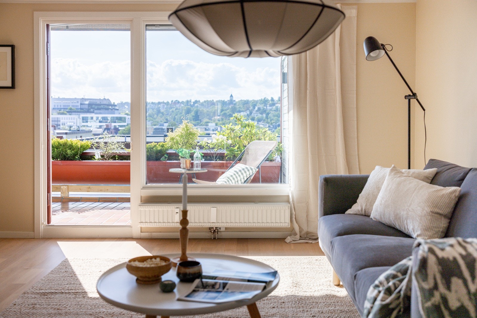 Beliggenheten i høyden med store vindusflater mot vest sørger for rikelig med naturlig lys, samtidig som det ikke er noe innsyn og flott utsikt. Galleribilde