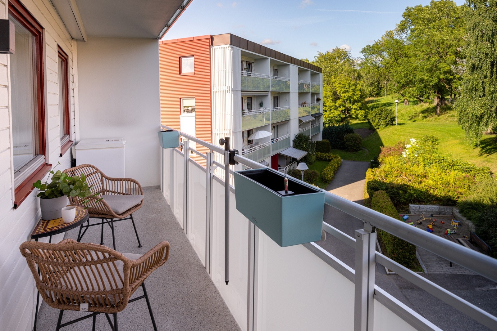 Fra kjøkkenet har du utgang til en herlig østvendt balkong på ca. 7m². Beliggenheten mot øst sørger for gode solforhold fra tidlig morgen til formiddag. Etter det kan solen nytes på terrassen som ligger mot vest. Galleribilde