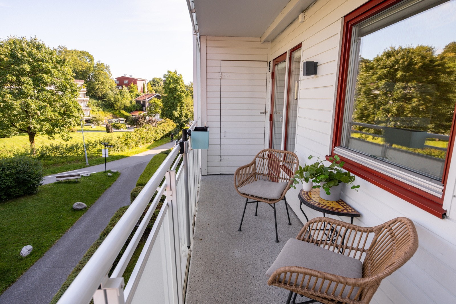 Balkongen er overbygget, har malt belegg på gulv og plass til sittegruppe etter eget ønske og behov. Det er montert utebelysning og stikkontakt. Fra balkongen har du også adkomst til en utvendig bod på ca. 1m². Galleribilde