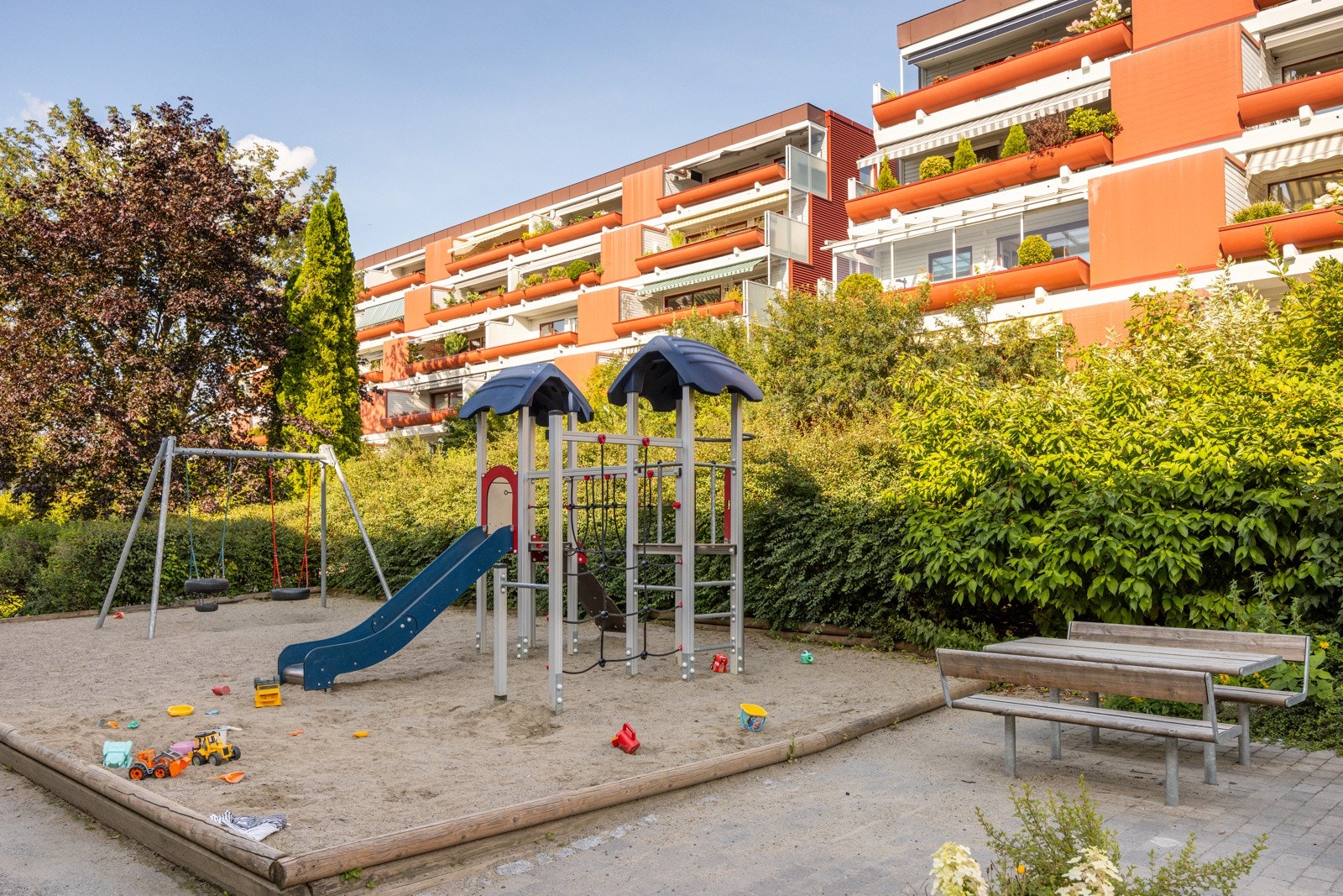 Borettslaget har tilrettelagt for uteaktiviteter for barn, blant annet med lekeplasser og en ballplass. Galleribilde