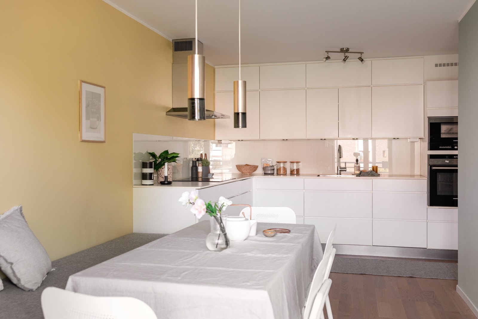 Moderne og tidløs kjøkkeninnredning fra omkring 2011. Innredningen har hvite glatte fronter og laminert benkeplate med planlimt oppvaskkum. Galleribilde