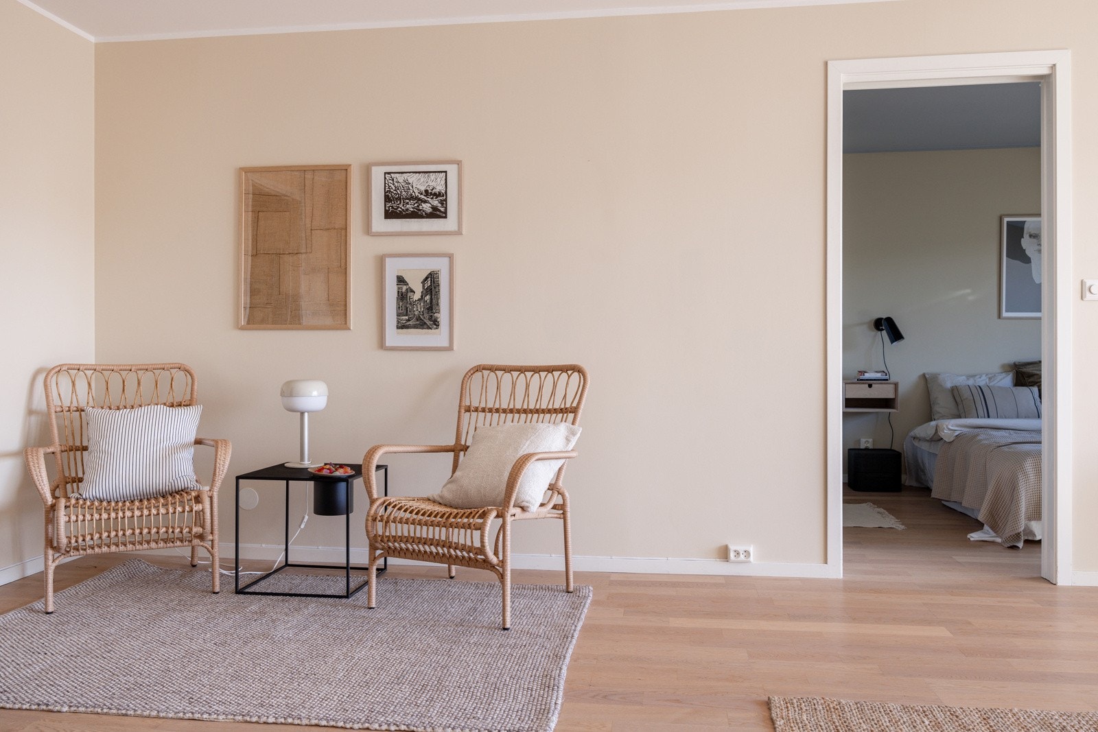 Leiligheten ligger i byggets 3. etasje, og har en gjennomgående og god planløsning med romslig stue, separat kjøkken, 3 soverom, bad og ekstra toalettrom. Galleribilde
