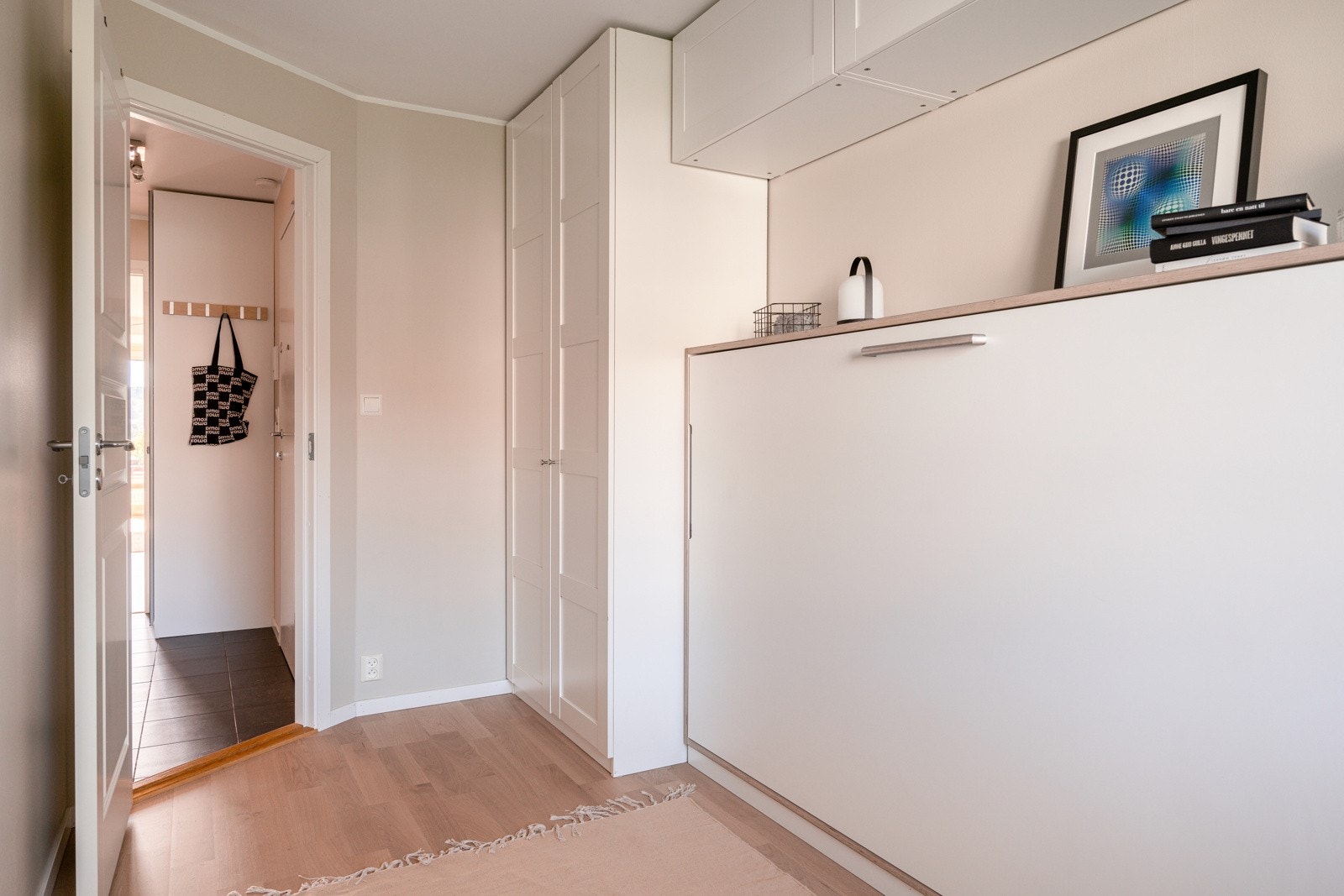 Soverommene har samme gode og moderne standard som resten av leiligheten med parkett på gulv og glatte malte overflater. Galleribilde