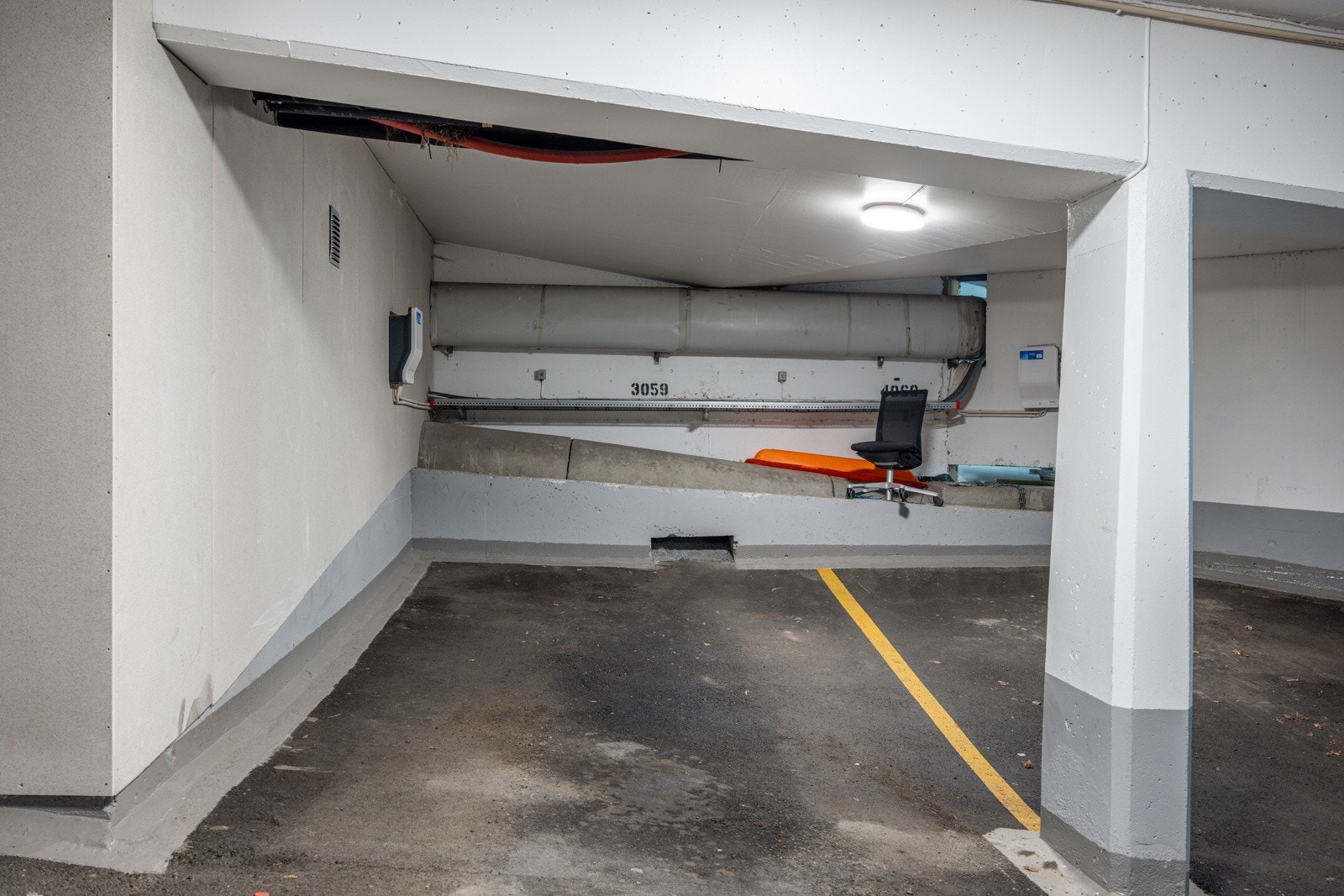 I tillegg disponerer leiligheten en bod på ca. 2m² med i felles bodområde, samt en garasjeplass med elbil-lader i parkeringskjeller under nabobygg. Galleribilde