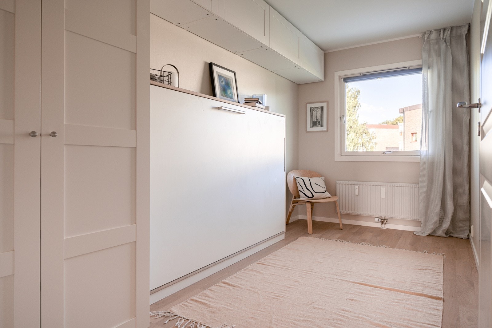 Soverom 2 er smart innredet med en praktisk skapseng og har god oppbevaringsplass i garderobeskap i tillegg til vegghengte skap over sengen. Galleribilde