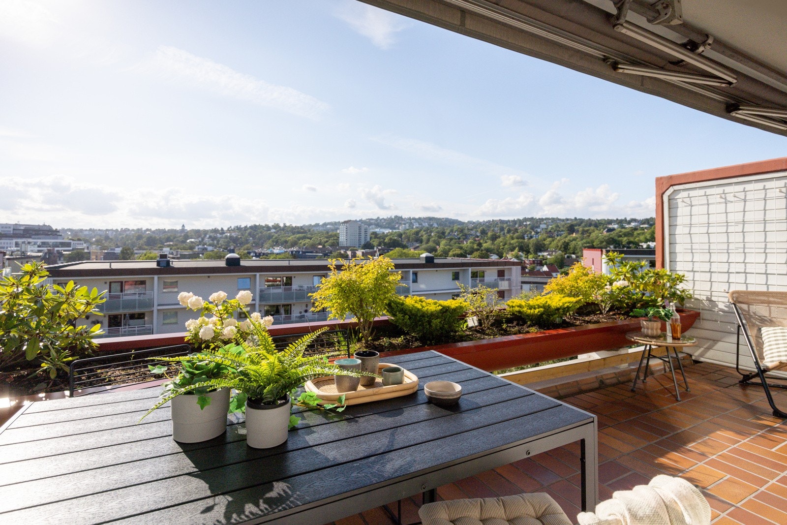 Fra stuen har du utgang til en stor, flott og solrik vestvendt terrasse på ca. 12m². Galleribilde