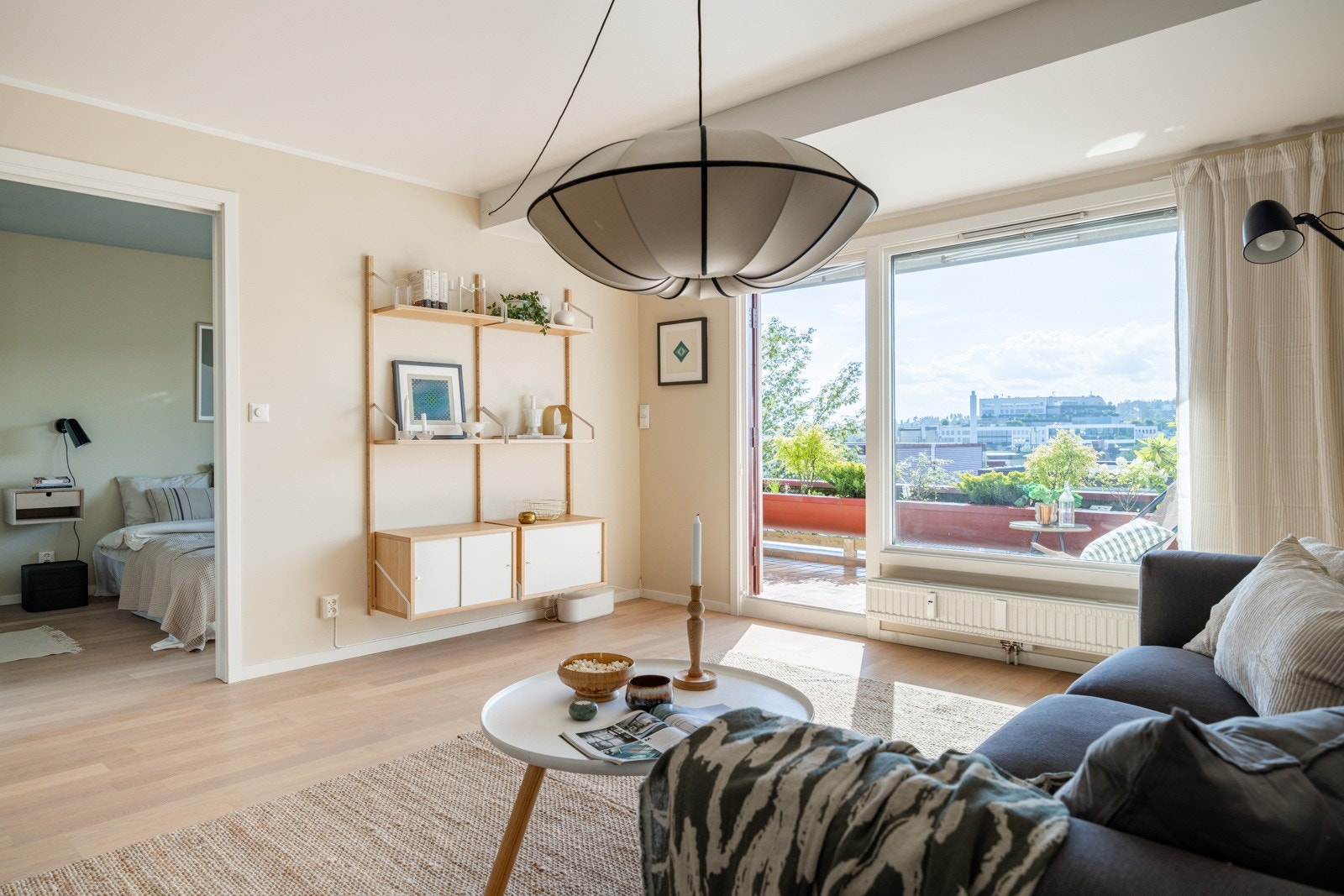 Stuen har god standard med lys parkett på gulv og glatte overflater malt i en innbydende farge. Galleribilde