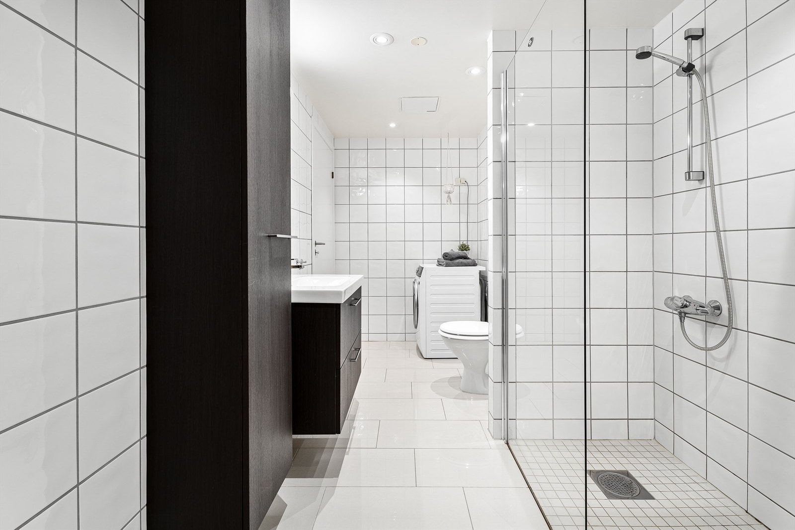 Baderom antatt fra 2004 med opplegg for vaskemaskin, flislagte gulv med varme, flislagte vegger og malte himlingsflater med downlights. Det ble ifl selger byttet spotter og lampe på badet i 2022. Galleribilde