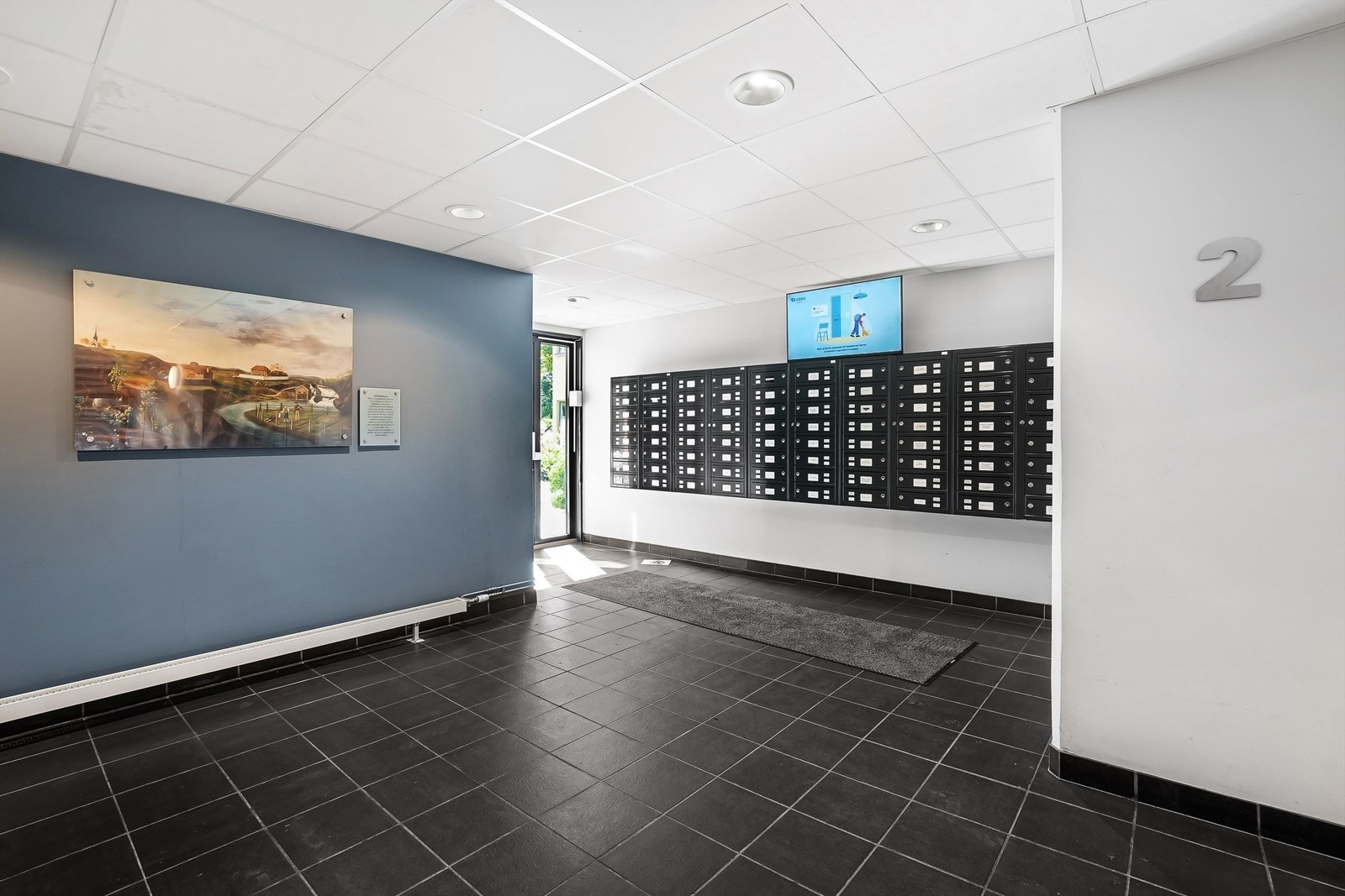 Leiligheten ligger i 2. etasje fra inngangsparti på gateplan, men har utgang fra leiligheten til markterrasse på bakkeplan inn mot skjermet bakgård. Galleribilde