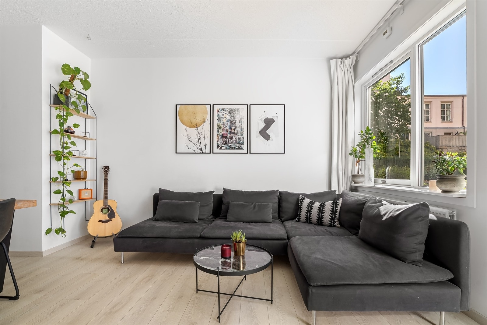 Stor og romslig stue med plass til sofagruppe med tilhørende salongbord. Galleribilde