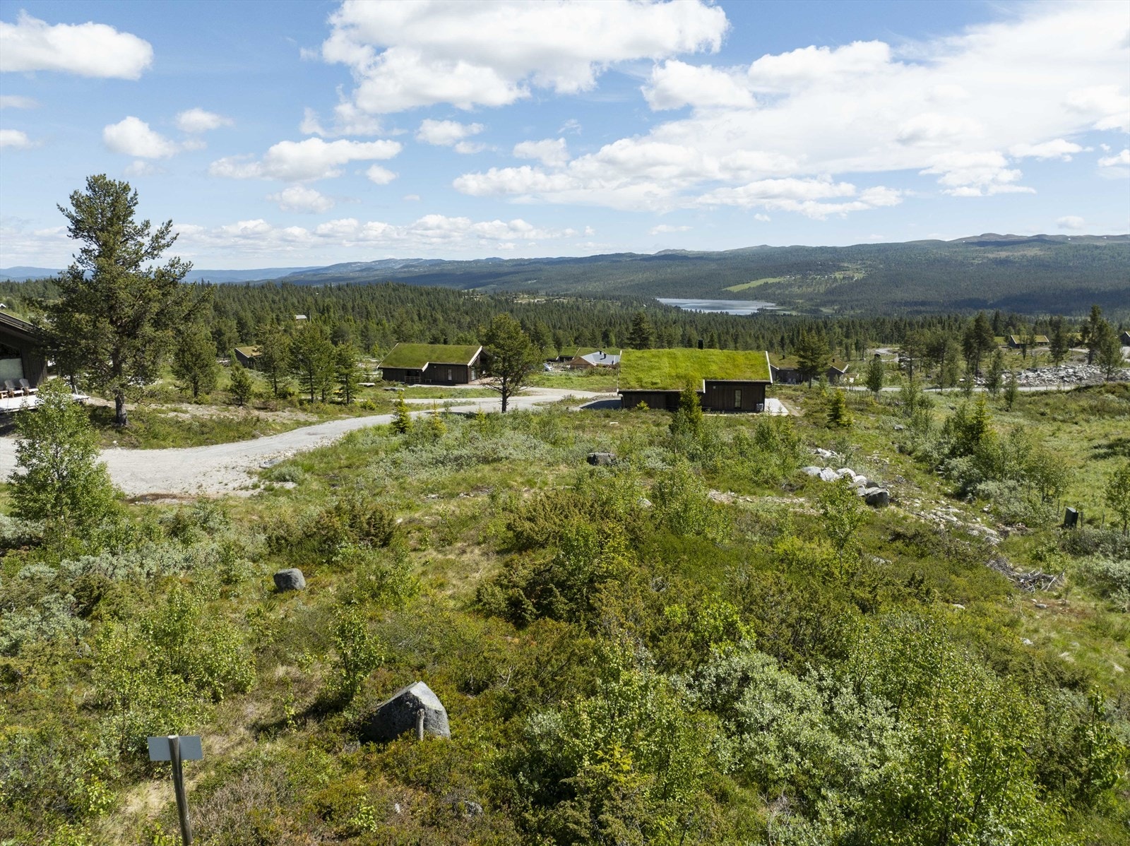 Vidstrakt utsikt mot kjente fjelltopper, vann og alpinsenter Galleribilde