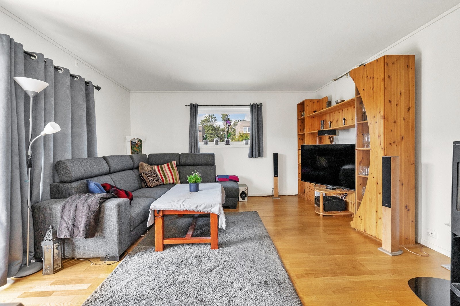 Romslig stue med sofakrok og plass til tilleggsmøblement. Galleribilde