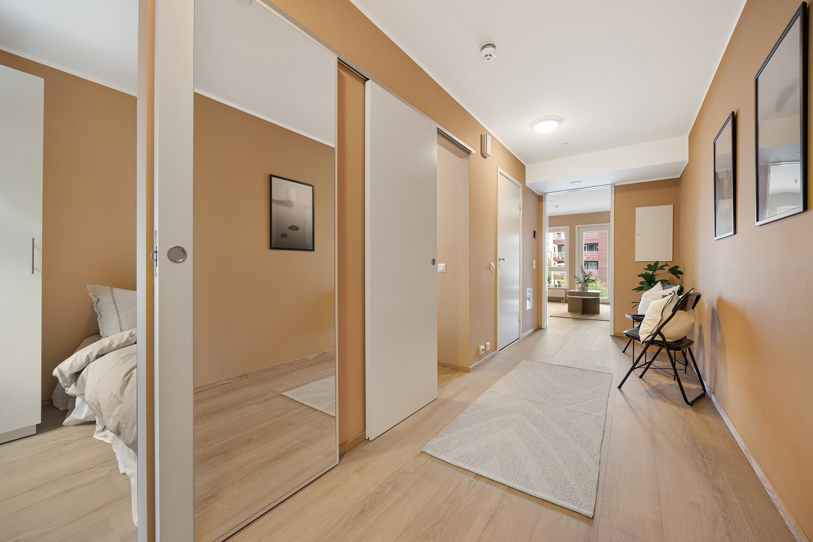 Romslig gang/entré med fin plass til å henge fra seg yttertøy og sko. Galleribilde