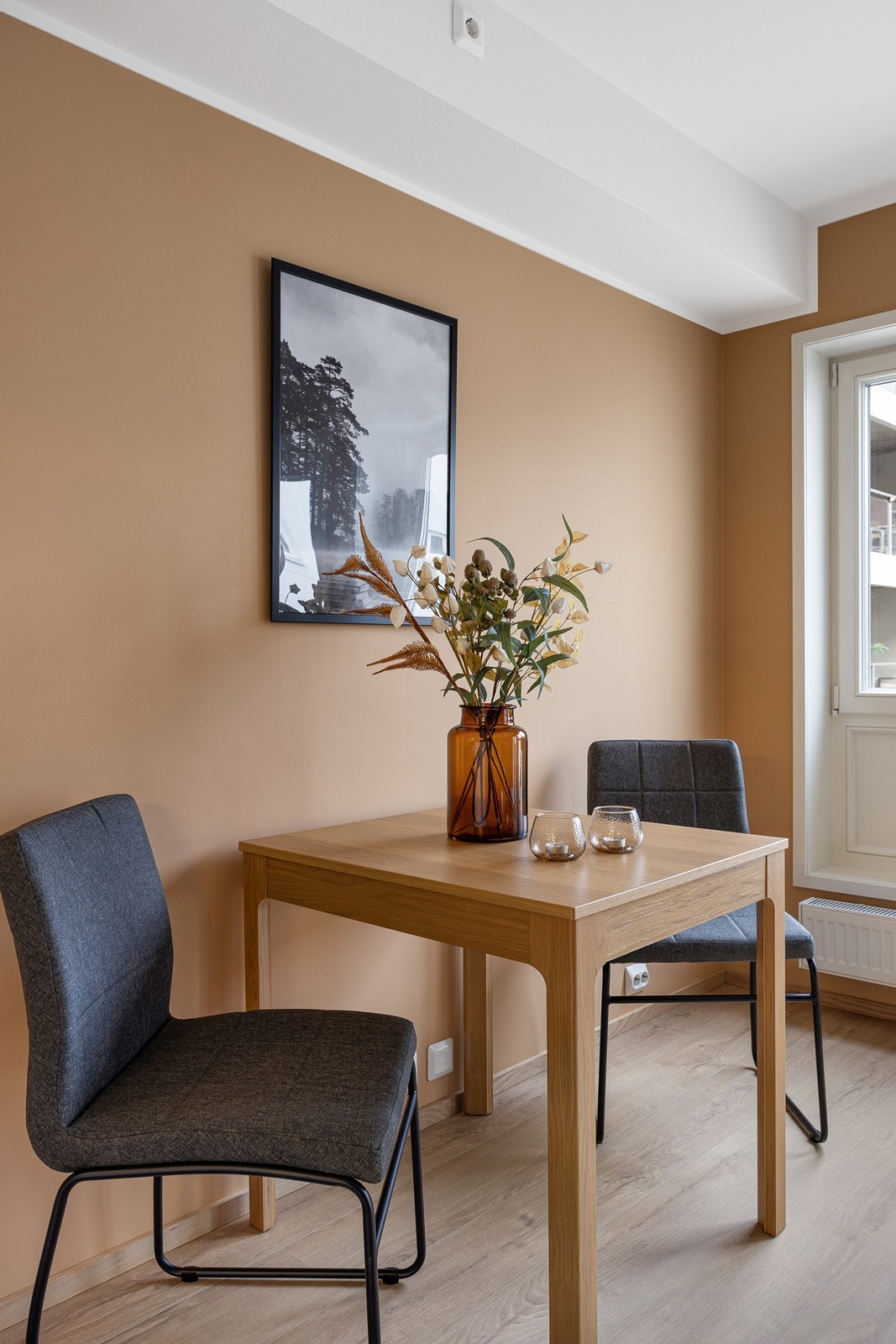 Det er god plass til spisebord og tilhørende stoler. Galleribilde