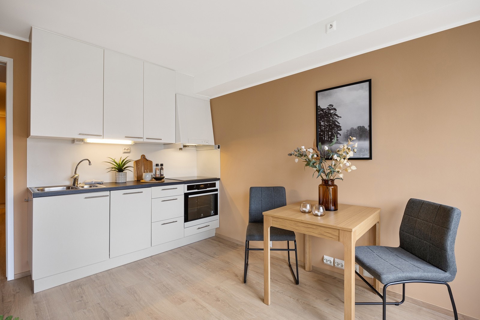 Stue og kjøkken er i åpen løsning med hverandre. Galleribilde